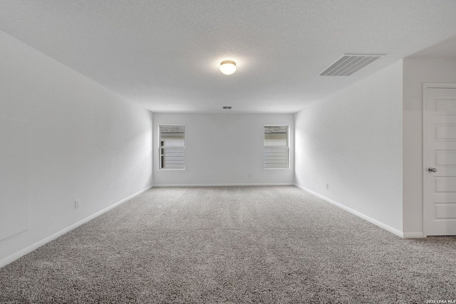 Spacious, unfurnished interior of a new home in Mesquite Ridge, San Antonio (Image 28).