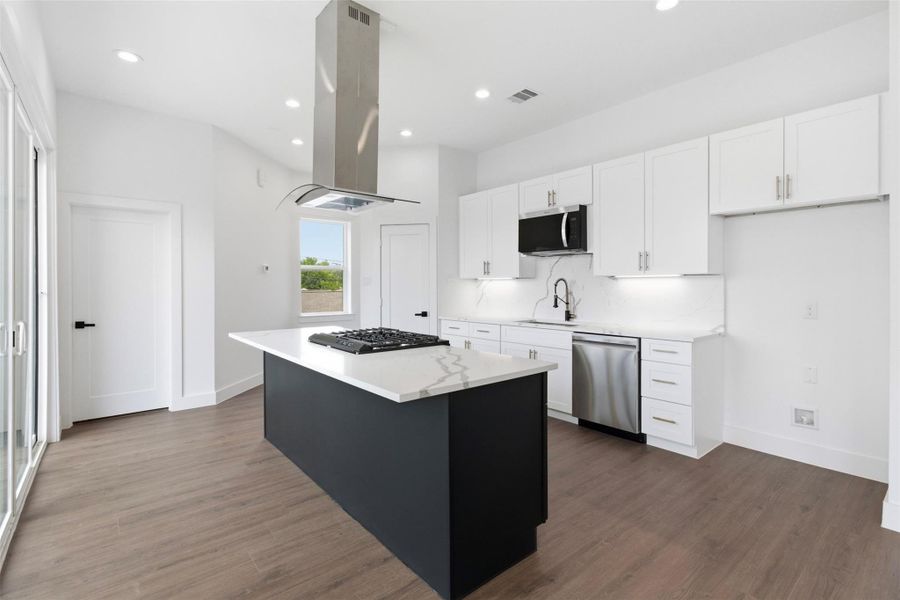 Large island with cooktop