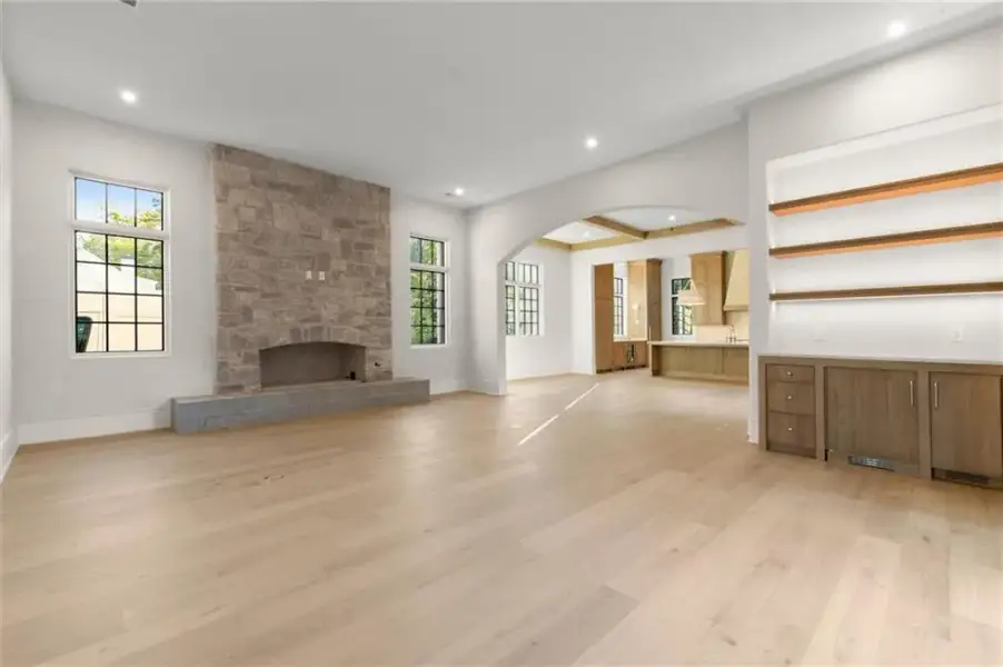 Spacious, unfurnished interior of a new home in , Alpharetta (Image 49).