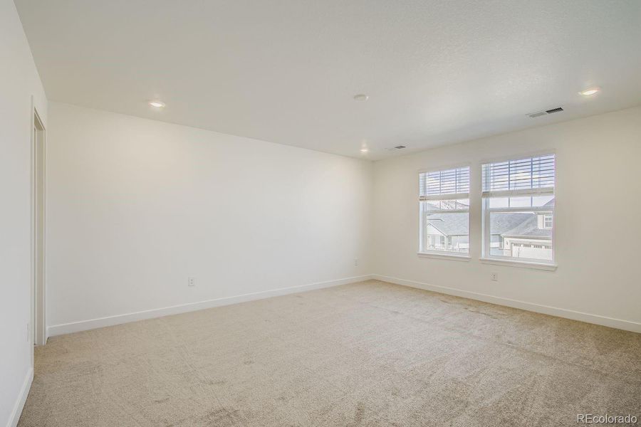 Spacious, unfurnished interior of a new home in Ken-Caryl Ranch, Littleton (Image 13).