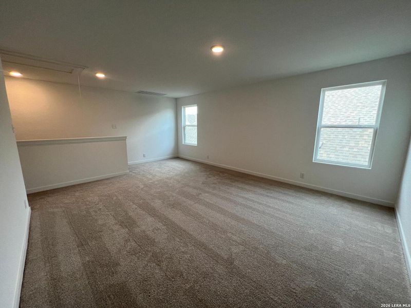 Spacious, unfurnished interior of a new home in Nopal Valley, San Antonio (Image 28).