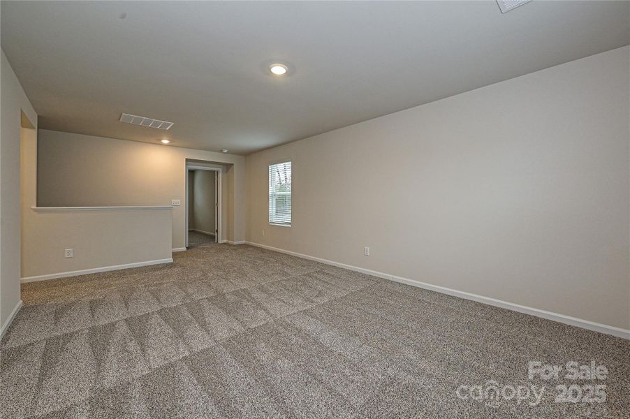 Spacious, unfurnished interior of a new home in Buffalo Ridge, Newton (Image 10).