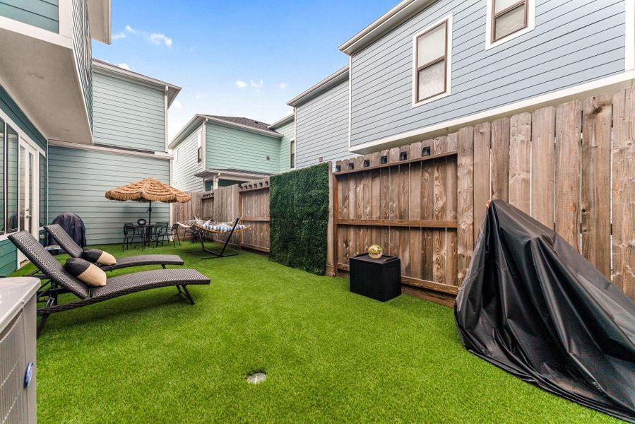 Exterior details and patio area of a home in Timbergrove Trails, Houston (Image 27).
