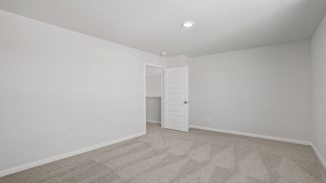 Spacious, unfurnished interior of a new home in Hunters Ranch, San Antonio (Image 20).