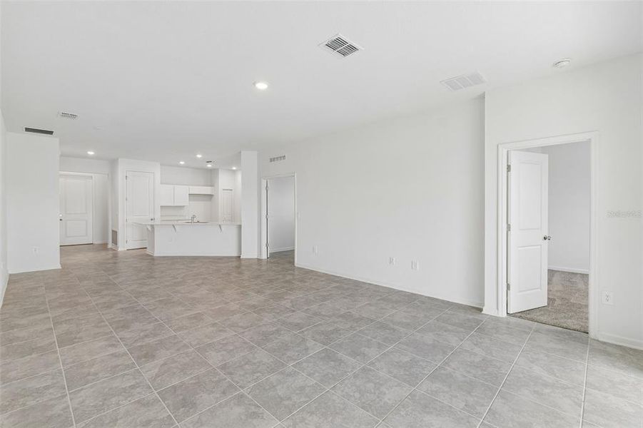 Spacious, unfurnished interior of a new home in Peace Creek Reserve, Winter Haven (Image 23).