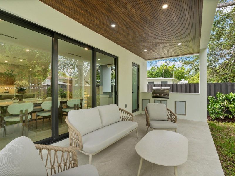Exterior details and patio area of a home in , Miami (Image 24).