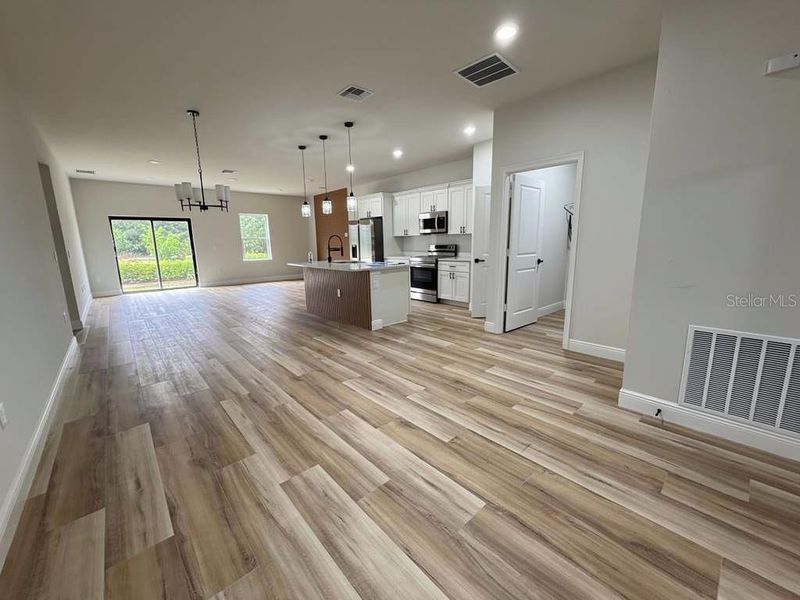 Spacious, unfurnished interior of a new home in , Port Charlotte (Image 10).