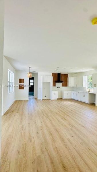 Spacious, unfurnished interior of a new home in , Lake Placid (Image 13).