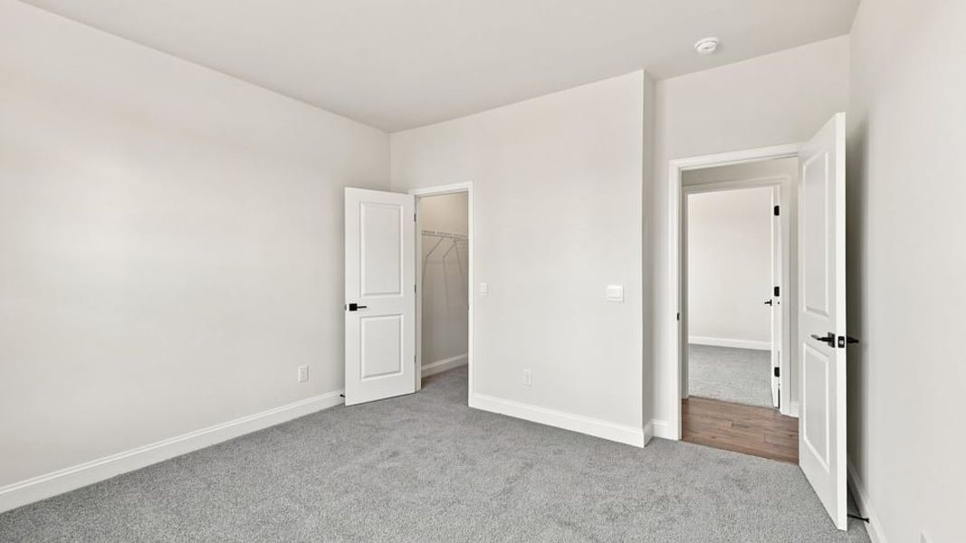 Spacious, unfurnished interior of a new home in Shadowood, Seneca (Image 20).