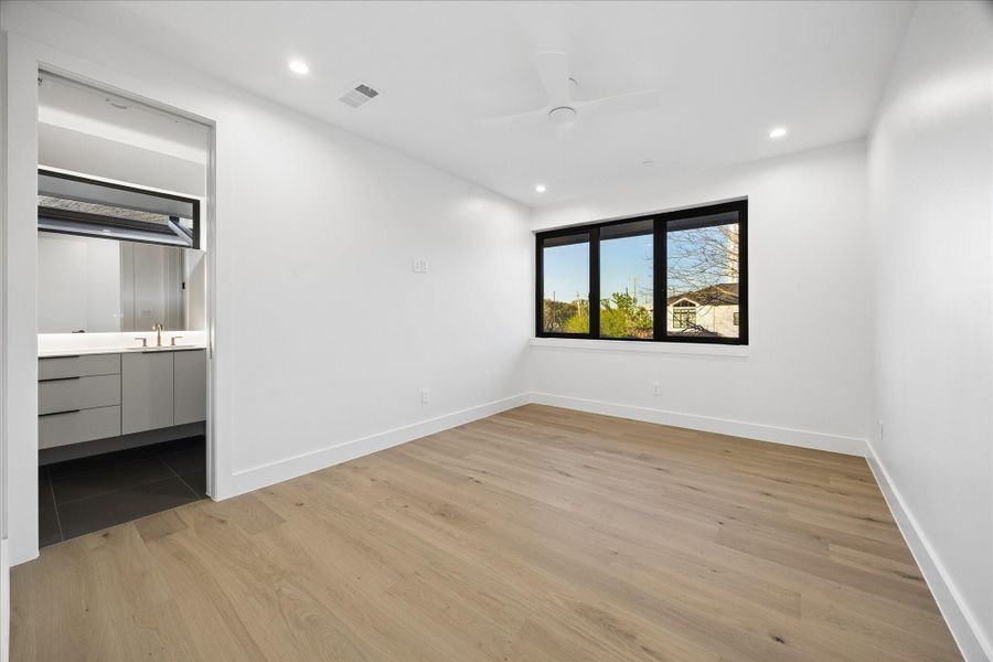 Spacious, unfurnished interior of a new home in , Bellaire (Image 22).