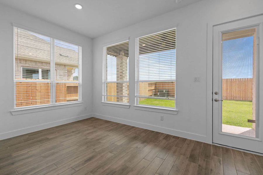 Spacious, unfurnished interior of a new home in Wood Leaf Reserve, Tomball (Image 14).