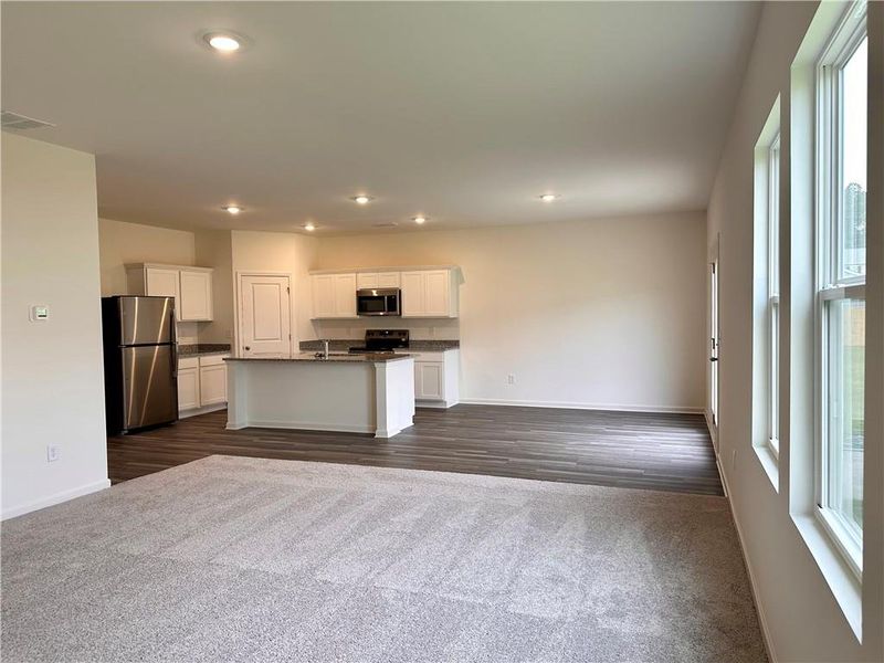 Spacious, unfurnished interior of a new home in Mt. Tabor Ridge, Dallas (Image 21).