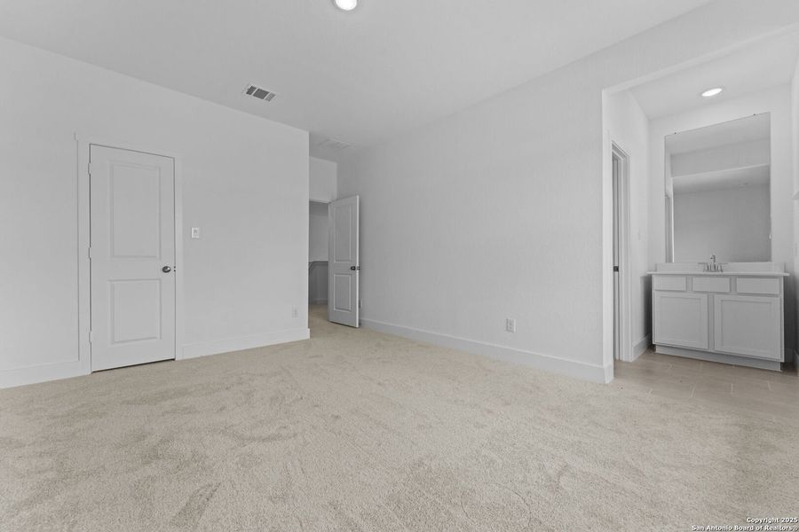 Spacious, unfurnished interior of a new home in , New Braunfels (Image 21).