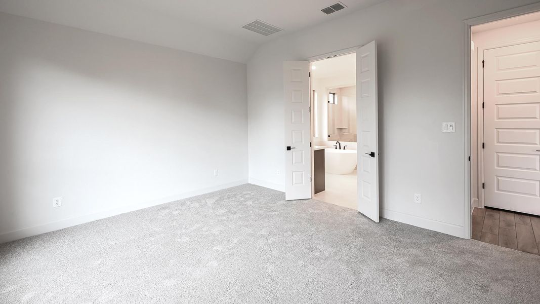 Spacious, unfurnished interior of a new home in 6 Creeks, Kyle (Image 25).