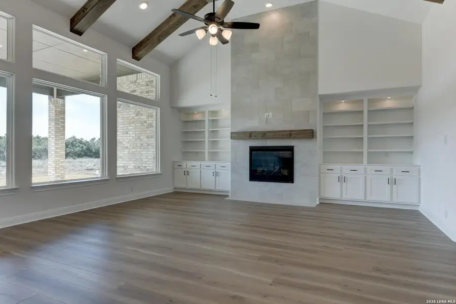 Spacious, unfurnished interior of a new home in Waldsanger, New Braunfels (Image 23).