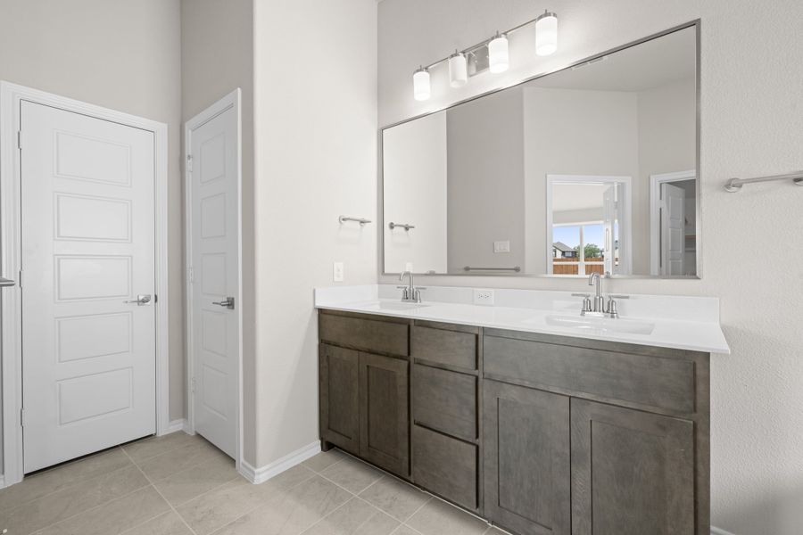 Furnished interior view inside a new home in El Dorado, Granbury (Image 11).