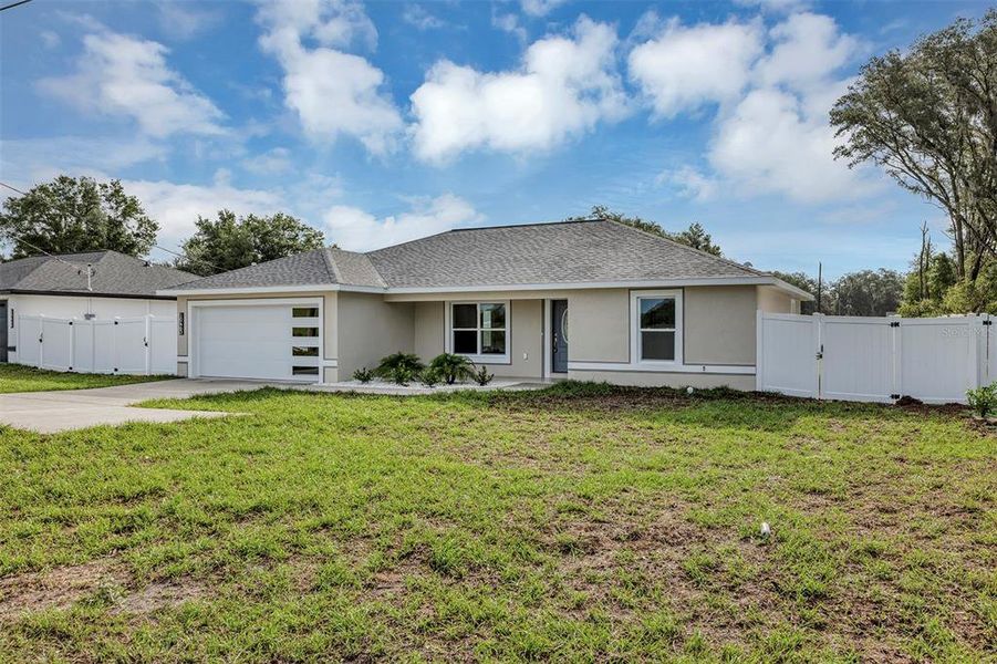 Exterior details and patio area of a home in , Dunnellon (Image 4). Exterior details and patio area of a home in , Dunnellon (Image 4).