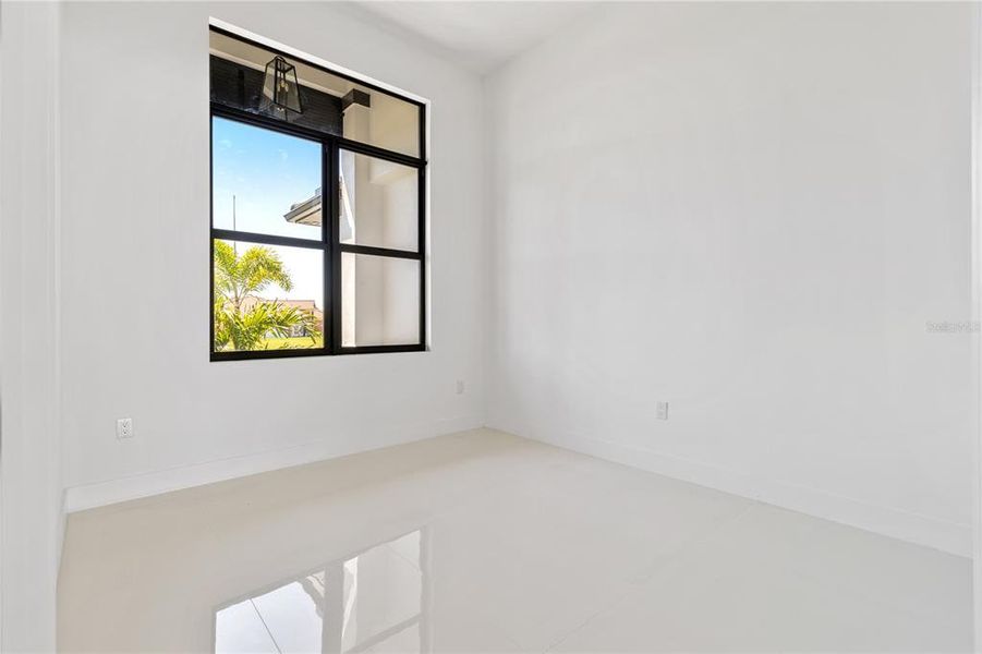 Spacious, unfurnished interior of a new home in , Cape Coral (Image 25).