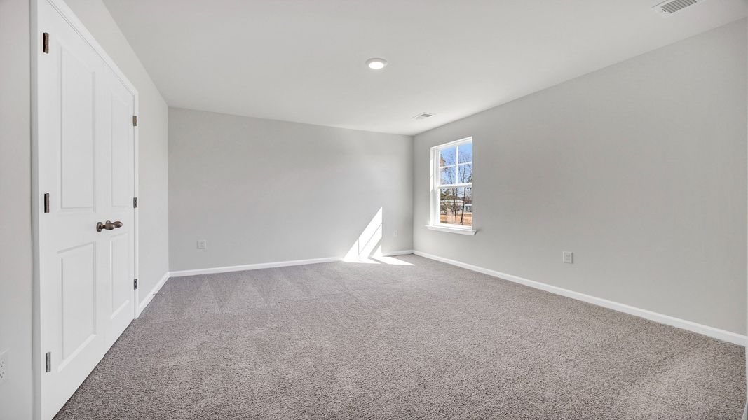 Spacious, unfurnished interior of a new home in Meadowview Plantation, Sumter (Image 25).