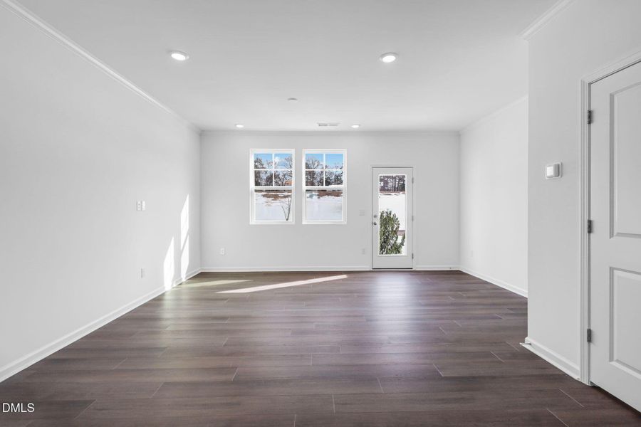 SUN_ElmGrove_Pic_Jackson_QMI_17_Dining_2