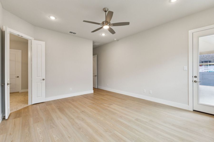 Spacious, unfurnished interior of a new home in Painted Tree Lakeside, McKinney (Image 27).