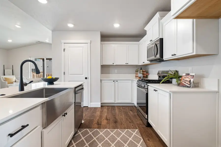 Furnished interior view inside a new home in McClannahan Summit, Umatilla (Image 9).