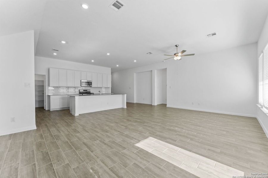 Spacious, unfurnished interior of a new home in Gatehouse: Brookstone II Collection, New Braunfels (Image 24).