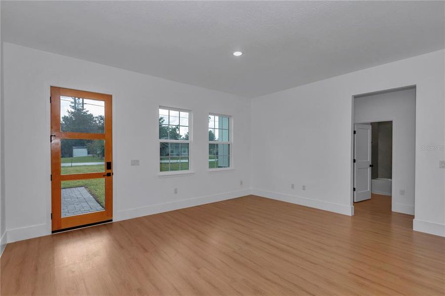 Spacious, unfurnished interior of a new home in , Ocala (Image 18).
