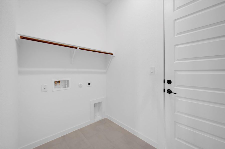 Spacious, unfurnished interior of a new home in Heritage, Dripping Springs (Image 32).