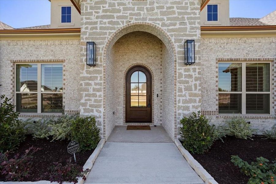 Exterior details and patio area of a home in Bella Crossing, Fort Worth (Image 23).