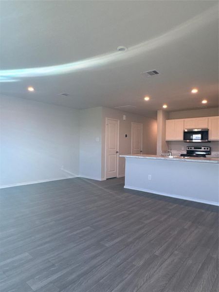 Spacious, unfurnished interior of a new home in Santa Fe, Cleveland (Image 12).