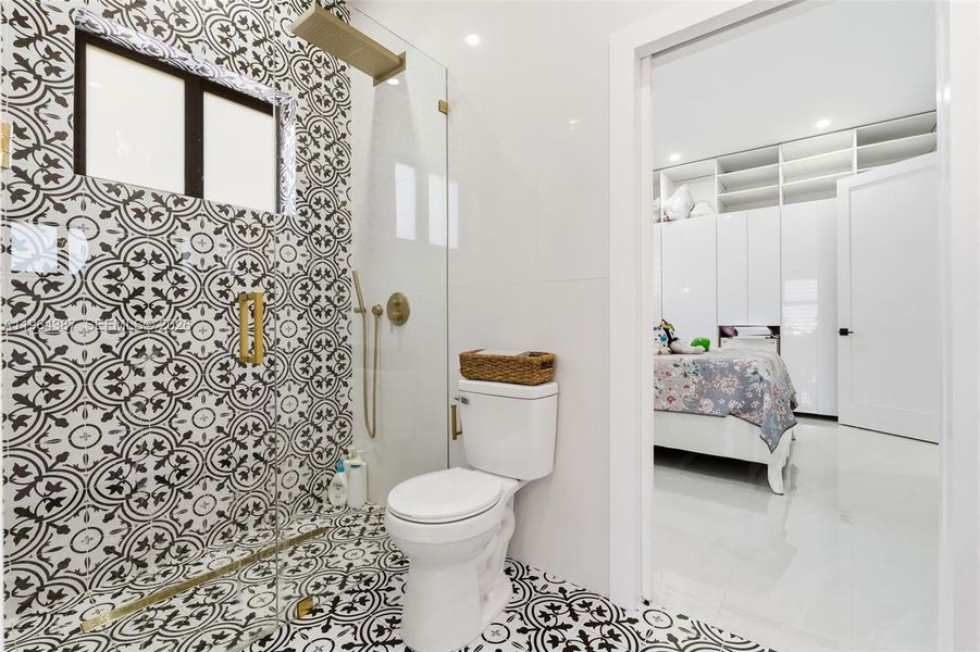 Furnished interior view inside a new home in , Clewiston (Image 27).