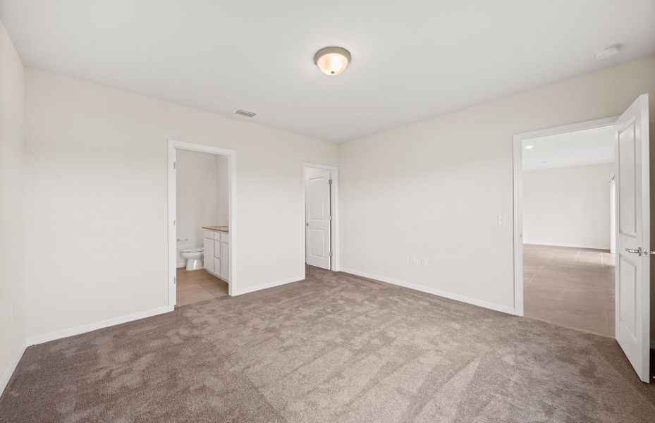 Enjoy your owner's bath with private bathroom