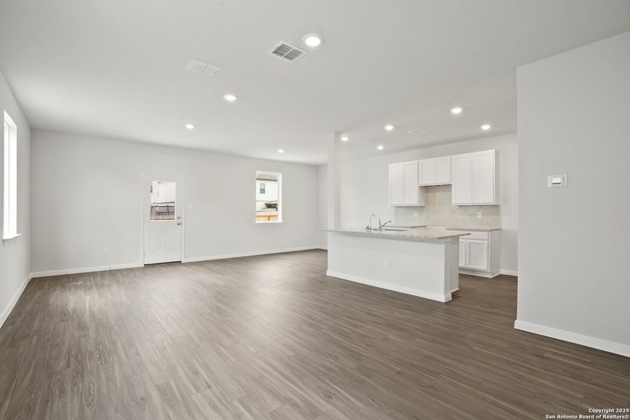 Spacious, unfurnished interior of a new home in Melissa Ranch, San Antonio (Image 22).