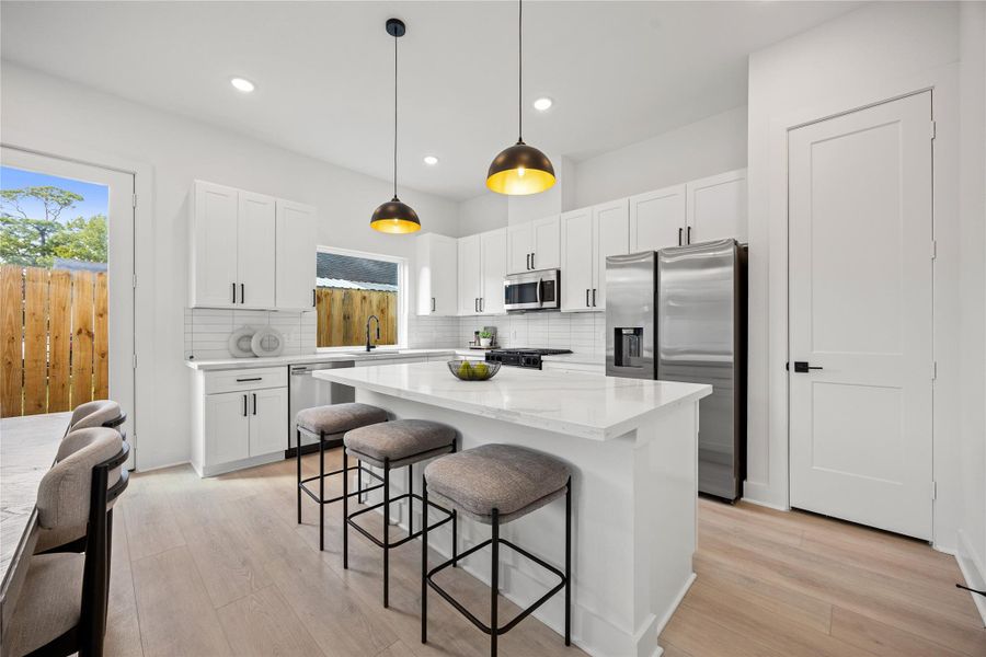 The extended breakfast bar provides additional seating—perfect for a quick meal—while keeping you connected to conversations in both the kitchen, dining, and living room. The extended breakfast bar provides additional seating—perfect for a quick meal—while keeping you connected to conversations in both the kitchen, dining, and living room.