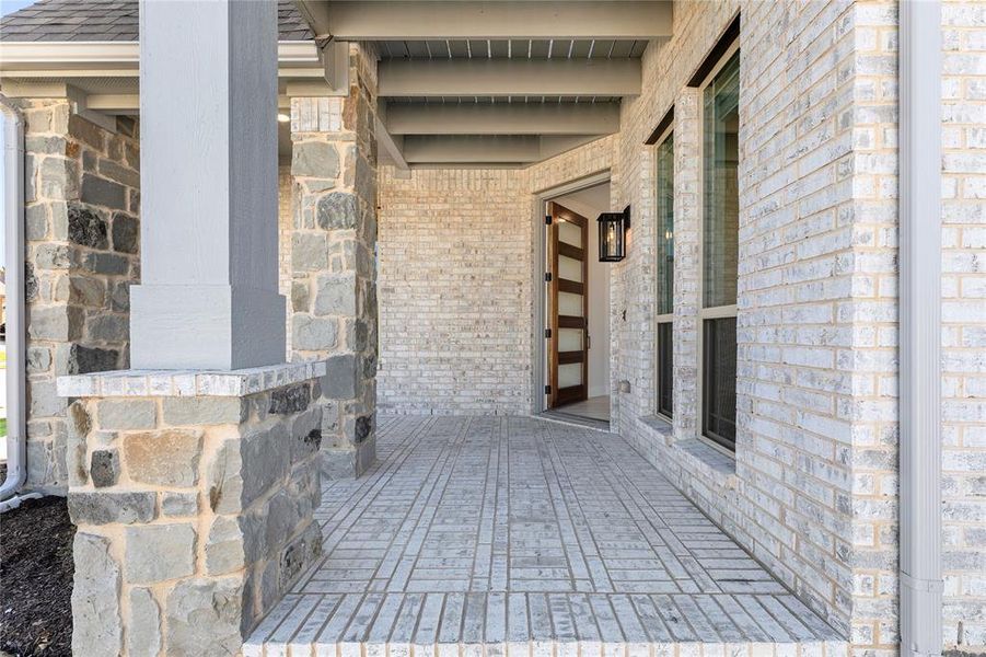 Exterior details and patio area of a home in Ridgepoint, Midlothian (Image 24).