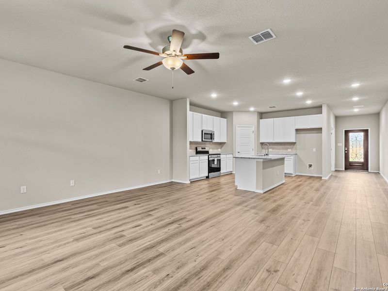 Spacious, unfurnished interior of a new home in Royal Crest, San Antonio (Image 21).