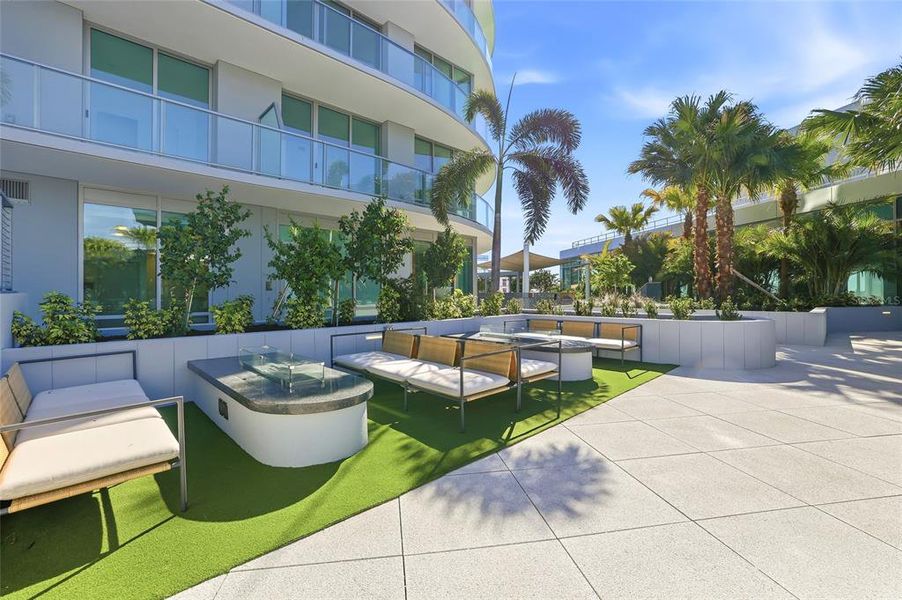 Condo located in St. Petersburg, FL showcasing its design and architecture (Image 44).