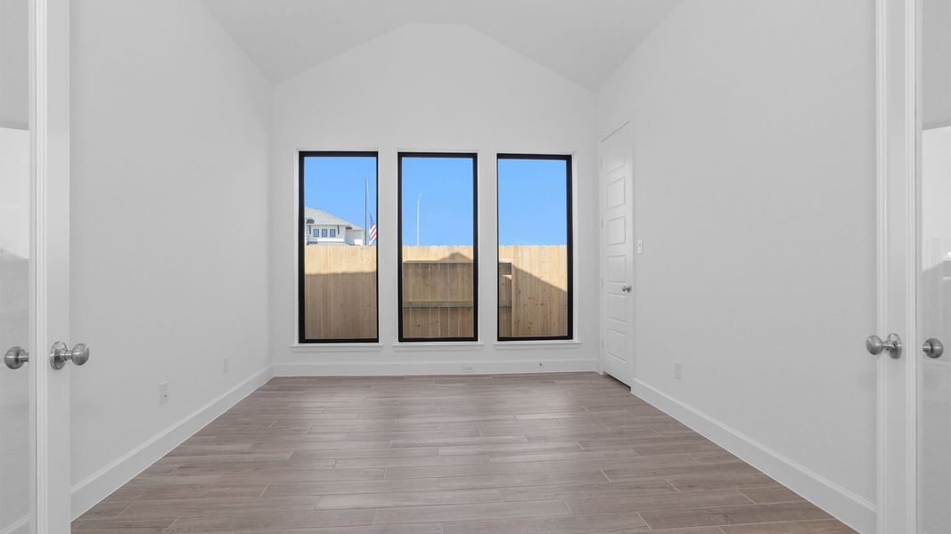 Spacious, unfurnished interior of a new home in Lakes of Cane Island, Katy (Image 12).