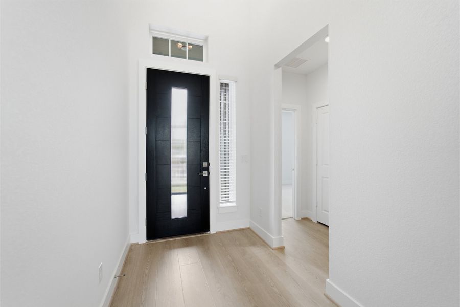 Spacious, unfurnished interior of a new home in Santa Rita Ranch, Liberty Hill (Image 21).