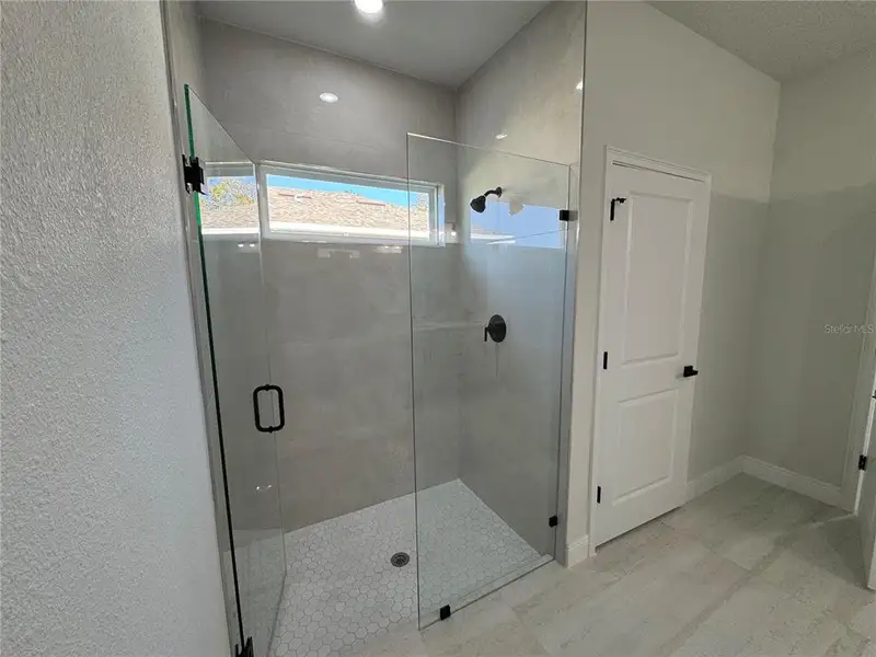 Spacious, unfurnished interior of a new home in , Ocala (Image 12).