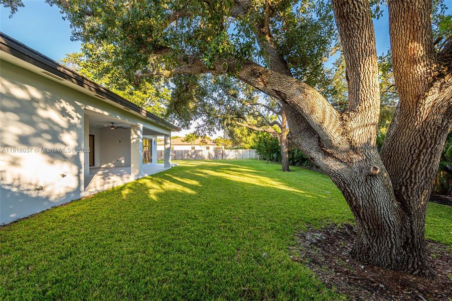 Exterior details and patio area of a home in , Cutler Bay (Image 51).