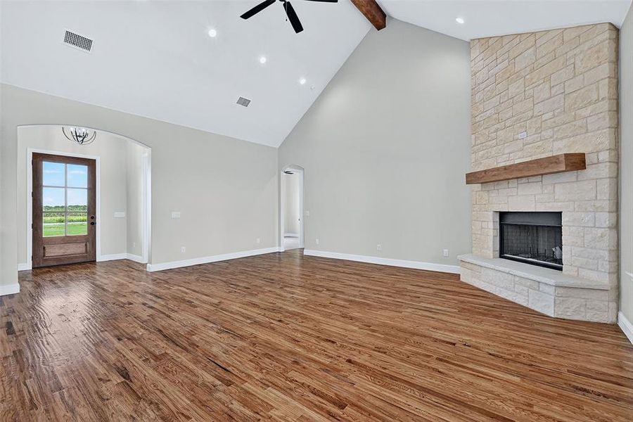 Spacious, unfurnished interior of a new home in , Sherman (Image 20).