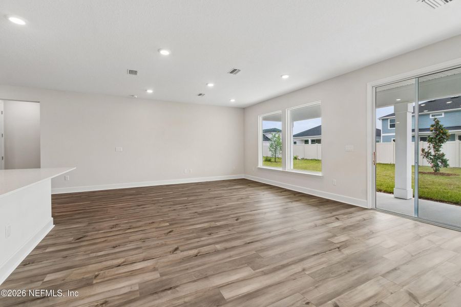 Spacious, unfurnished interior of a new home in Tributary 50', Yulee (Image 14).