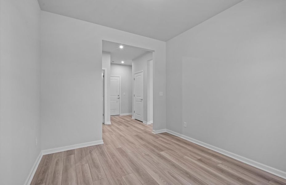 Spacious, unfurnished interior of a new home in Sparrow Creek, Boiling Springs (Image 30).