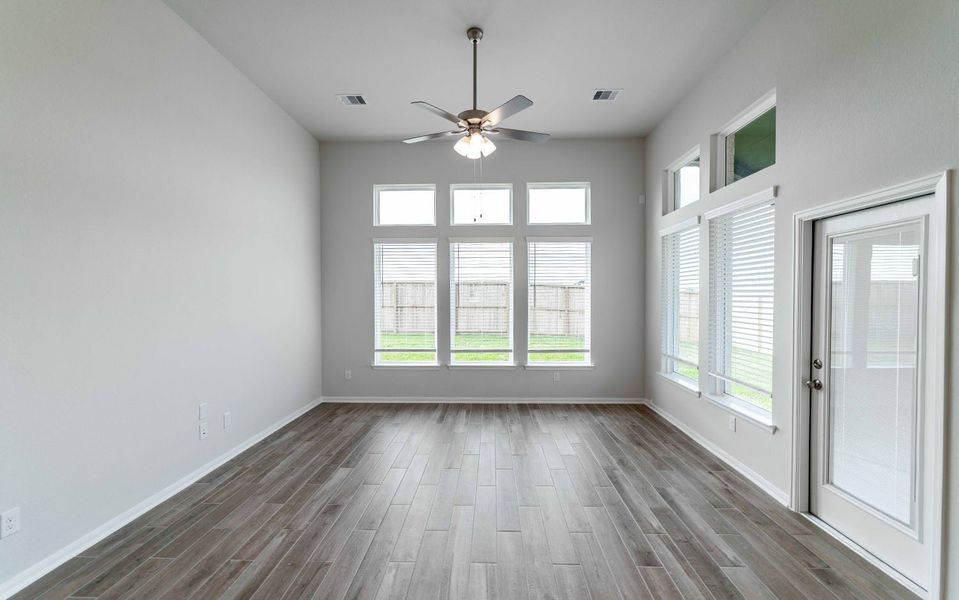 Spacious, unfurnished interior of a new home in Bay Creek, Baytown (Image 12).