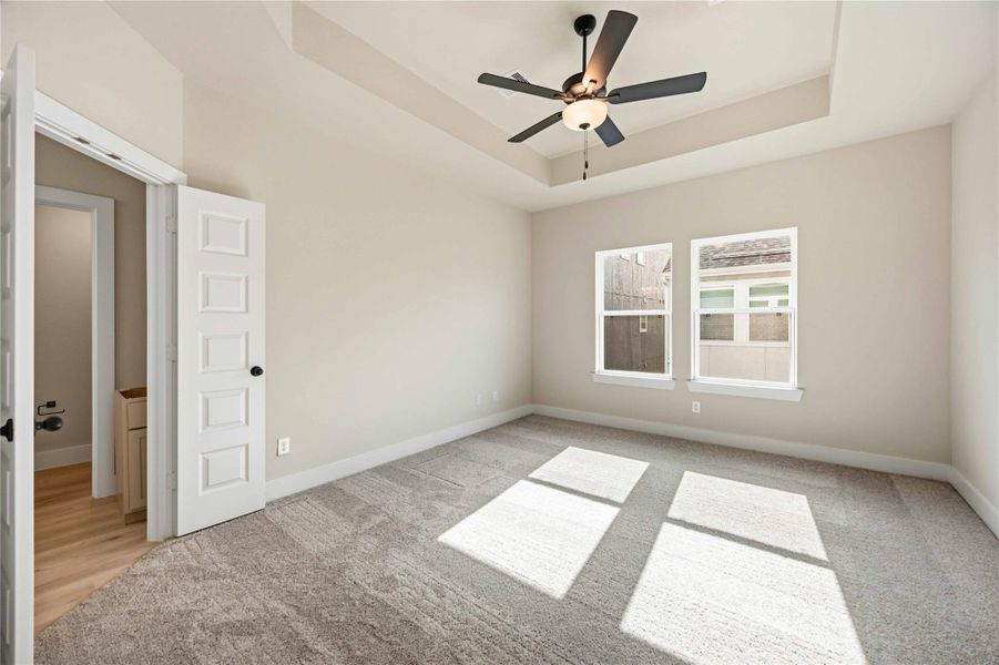 Spacious, unfurnished interior of a new home in Alicante, Houston (Image 16).