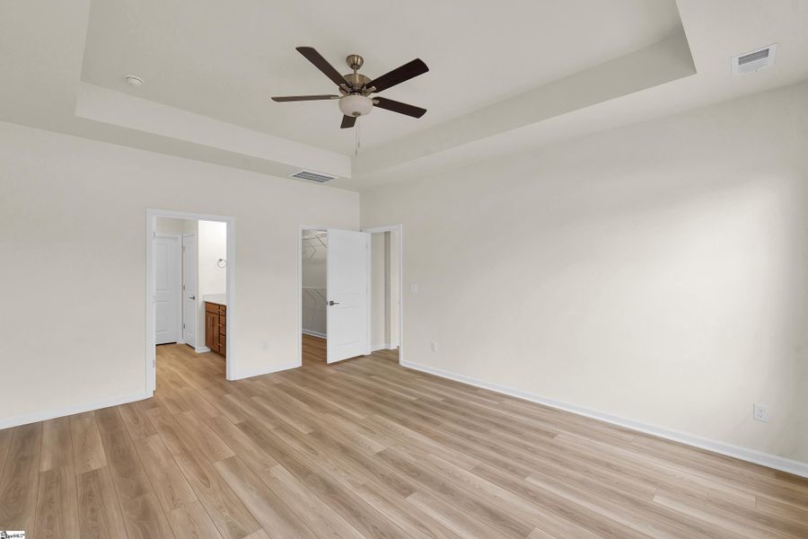 Spacious, unfurnished interior of a new home in Sedona, Greenville (Image 14).