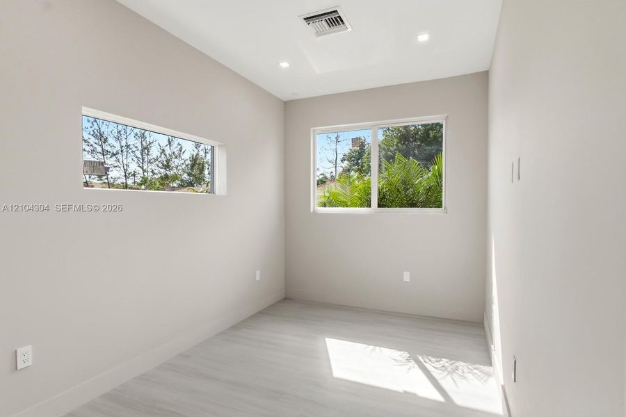 Spacious, unfurnished interior of a new home in , Fort Lauderdale (Image 39).