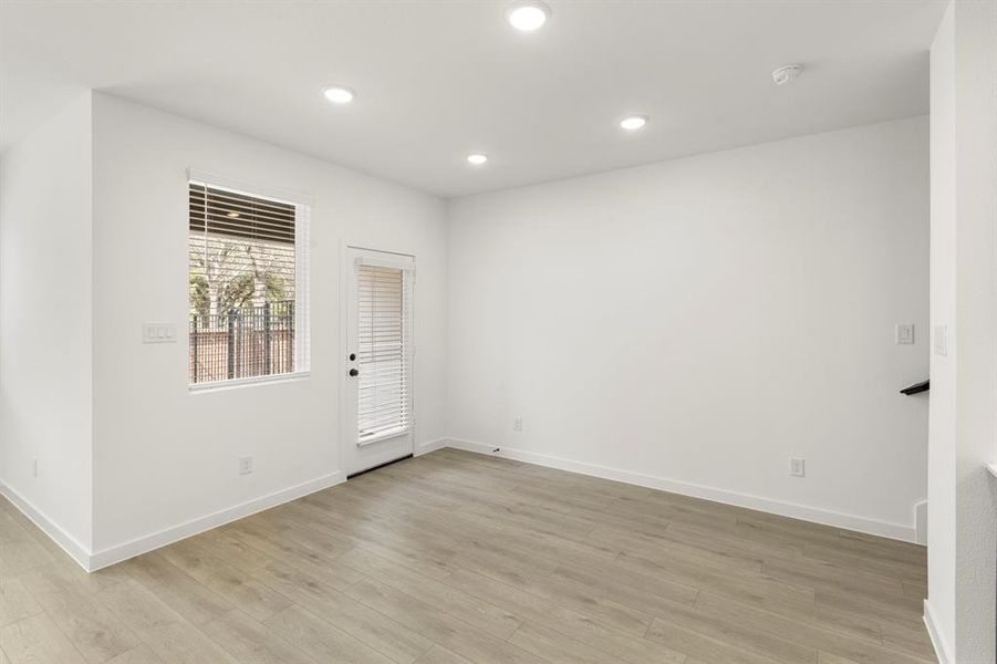 08. 2553 Lost Maples - Dining